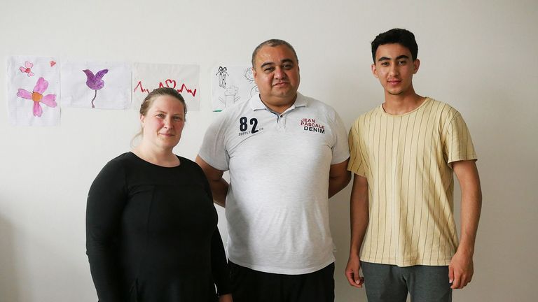 Immanuel Diakonie Südthüringen - Nachricht - Weltflüchtlingstag: „Das Warten macht die Menschen richtig fertig“ - Karoline Wagner mit Vater und Sohn der turkmenischen Familie Razwani aus Afghanistan